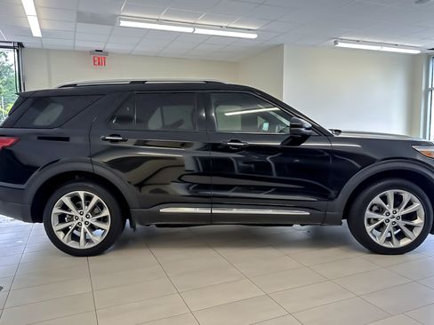 Certified 2021 Ford Explorer Platinum w/ Equipment Group 601A AWD/4WD image 3