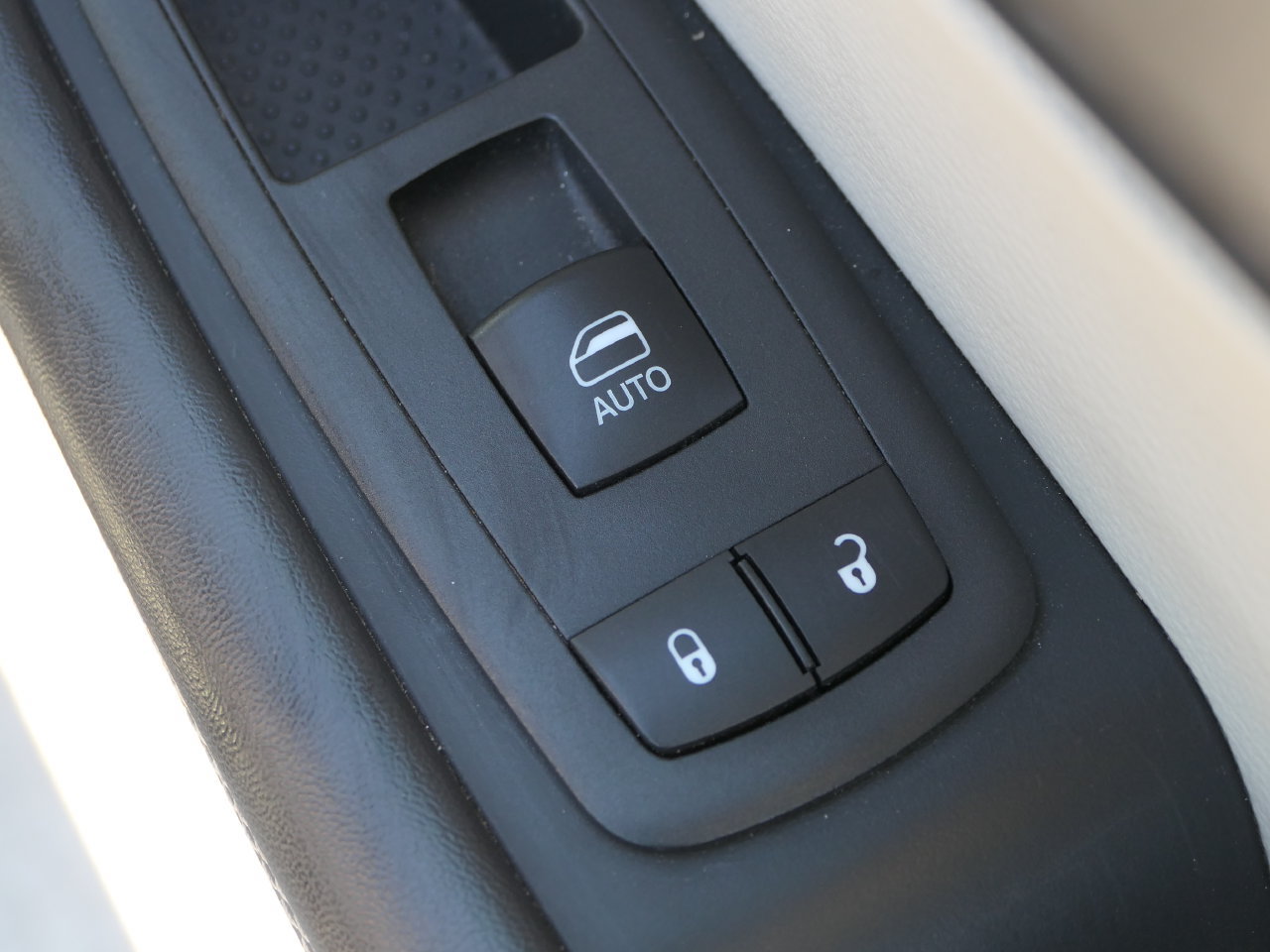 Used 2024 Chrysler Pacifica Limited FWD image 27