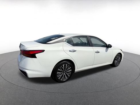 Used 2025 Nissan Altima 2.5 SV FWD image 14