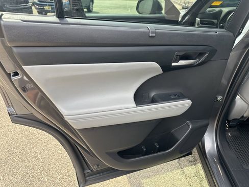 Used 2023 Toyota Highlander XLE image 24