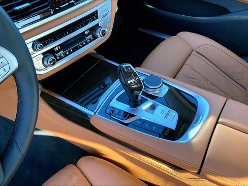 Used 2022 BMW 750i xDrive AWD/4WD image 16