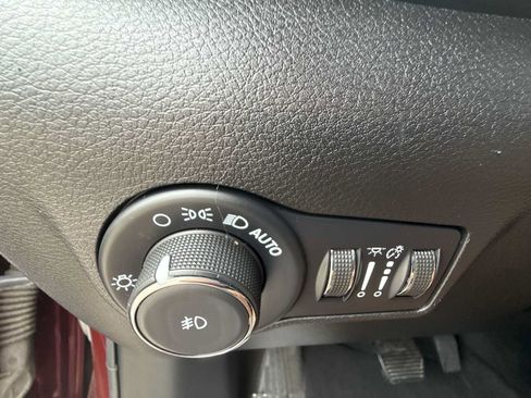 Used 2022 Jeep Compass Latitude w/ Sun and Sound Group AWD/4WD image 17