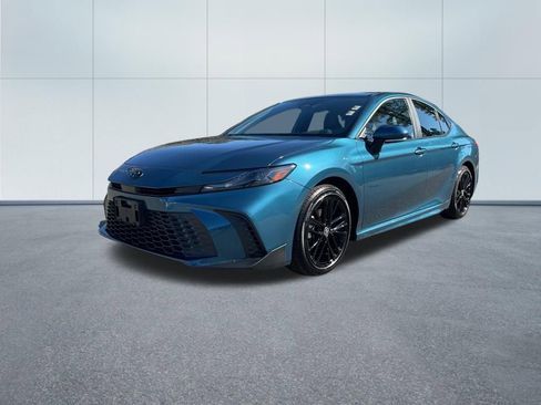 Used 2025 Toyota Camry SE w/ Convenience Package image 2