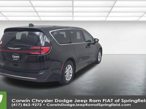 Certified 2025 Chrysler Pacifica Select image 14