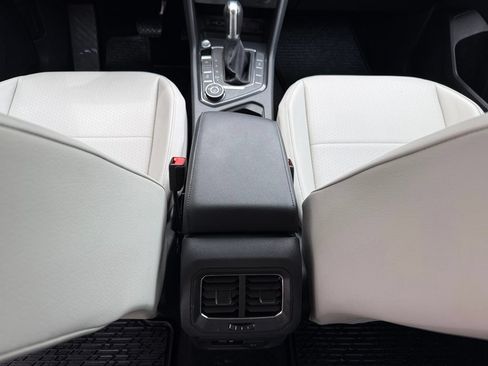 Used 2018 Volkswagen Tiguan SE AWD/4WD image 31