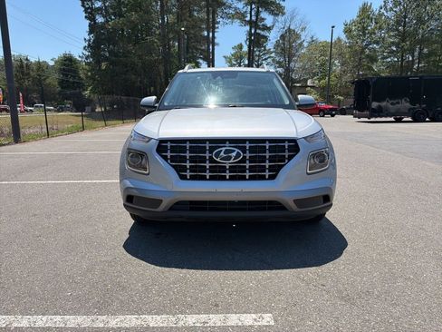Used 2020 Hyundai Venue SEL FWD image 3
