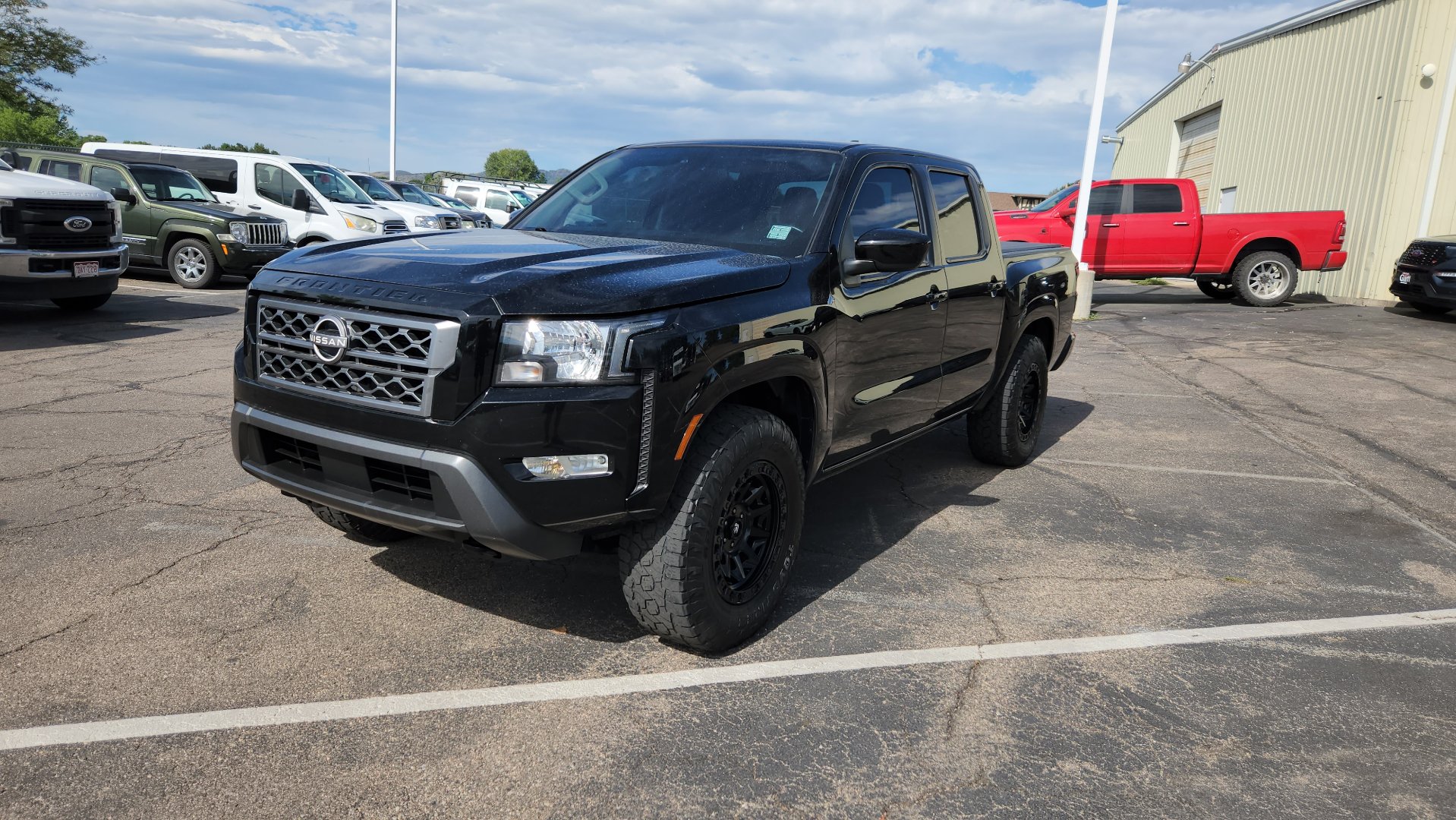 Used 2022 Nissan Frontier SV AWD/4WD image 2