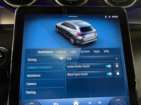 Used 2025 Mercedes-Benz GLC 300 4MATIC image 26