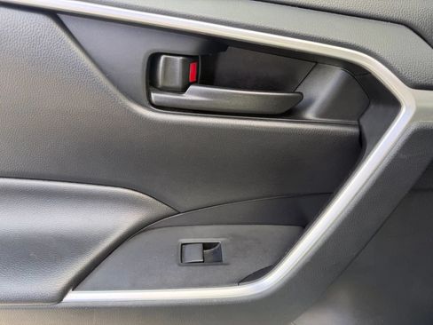 Used 2019 Toyota RAV4 LE AWD/4WD image 32