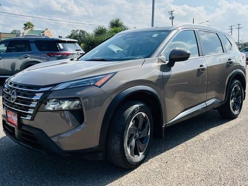 Used 2024 Nissan Rogue SV w/ SV Premium Package image 3