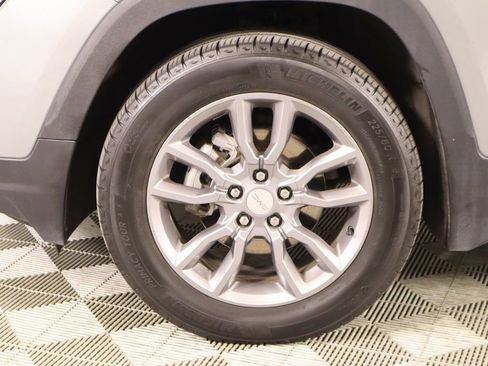 Used 2024 GMC Terrain SLT image 17