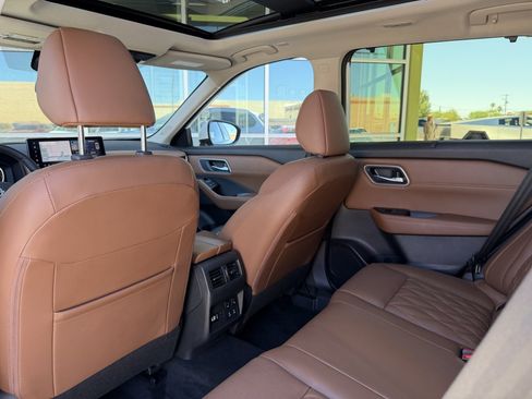 Used 2025 Nissan Rogue Platinum w/ Tech Package FWD image 33