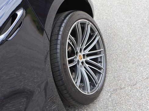 Certified 2024 Porsche Macan w/ Premium Plus Package AWD/4WD image 37
