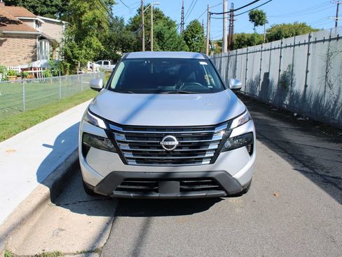 Used 2024 Nissan Rogue SV FWD image 3