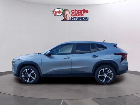 Used 2024 Chevrolet Trax RS w/ Driver Confidence Package FWD image 2
