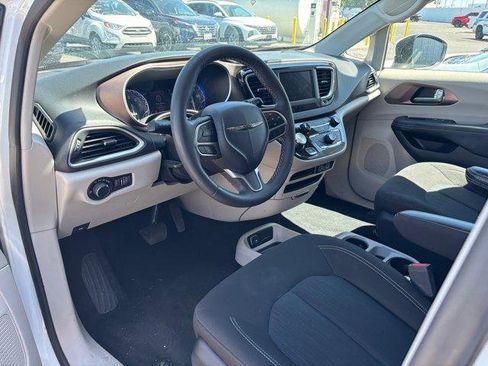 Used 2023 Chrysler Voyager LX image 7