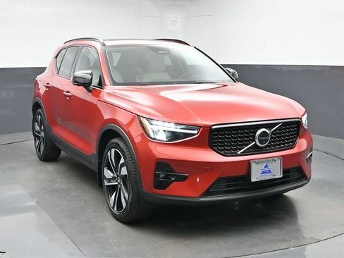 Used 2023 Volvo XC40 B5 Plus w/ Driver Assist Package AWD/4WD image 2