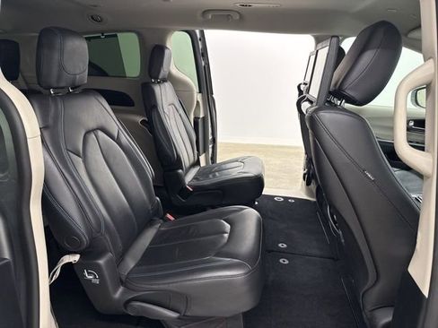 Used 2021 Chrysler Pacifica Touring-L w/ Uconnect Theater Family Group image 26