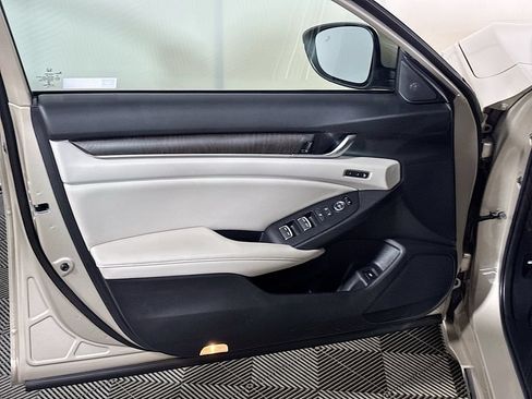 Used 2019 Honda Accord Touring image 10
