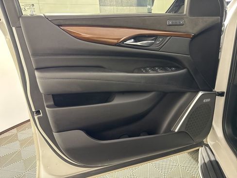 Used 2020 Cadillac Escalade Luxury w/ LPO, Radiant Package image 15