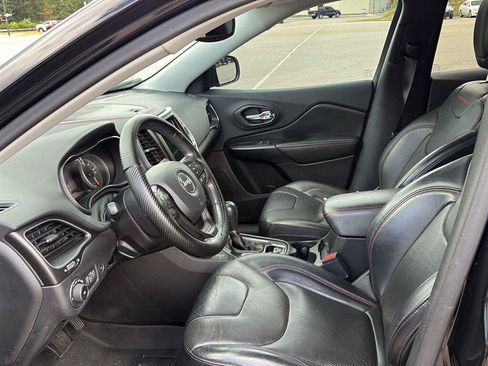 Used 2019 Jeep Cherokee Trailhawk AWD/4WD image 8