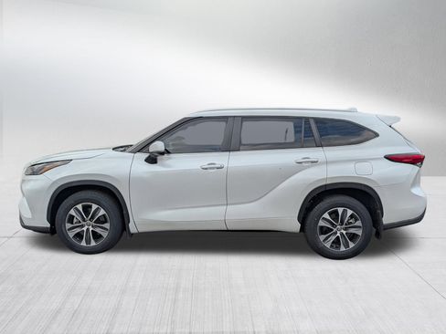 Used 2023 Toyota Highlander XLE AWD/4WD image 4