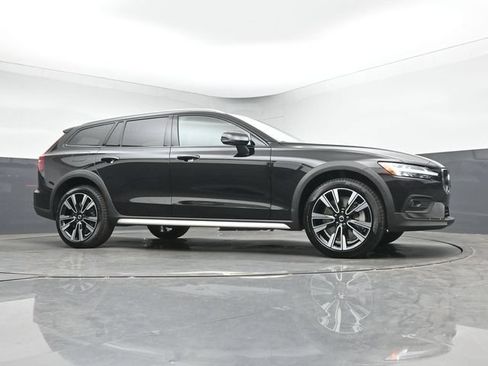 New 2026 Volvo V60 B5 Cross Country Ultra w/ Climate Package AWD/4WD image 38