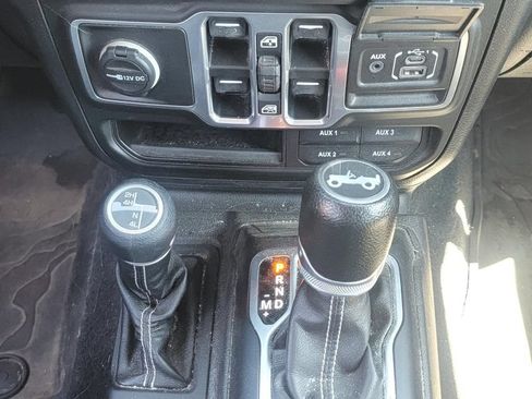 Used 2018 Jeep Wrangler Unlimited Sahara AWD/4WD image 31