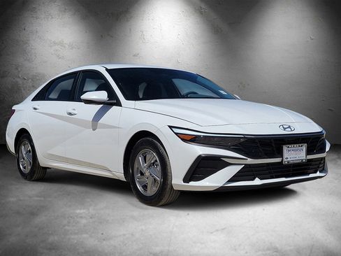 New 2026 Hyundai Elantra SE FWD image 2