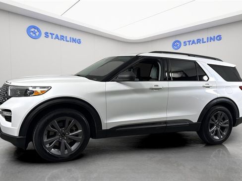 Used 2021 Ford Explorer XLT w/ Equipment Group 202A image 2