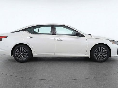 Used 2025 Nissan Altima 2.5 SV image 11