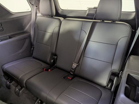 Used 2022 Chevrolet Traverse LT image 17