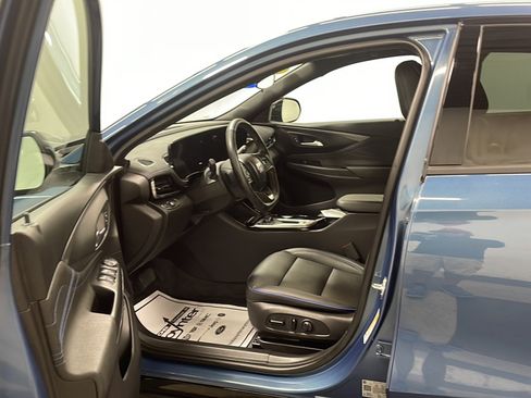 Used 2025 Buick Envista Sport Touring w/ Convenience I Package FWD image 2