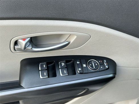 Used 2017 Kia Sedona LX w/ LX Essentials Premium Package image 16