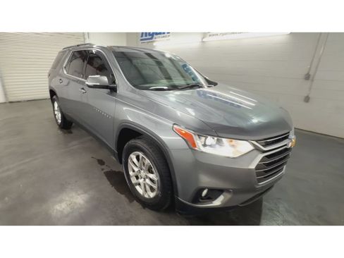 Used 2020 Chevrolet Traverse LT FWD image 2