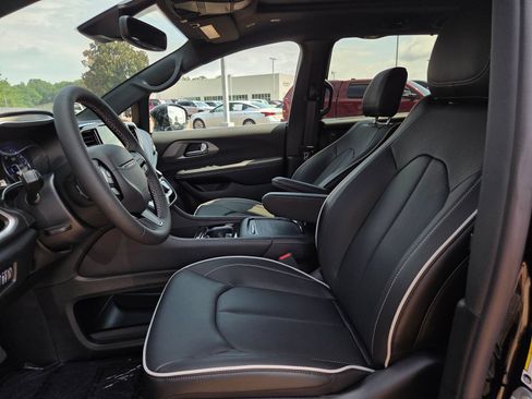 New 2027 Chrysler Pacifica Limited FWD image 13