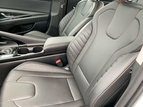 Used 2025 Hyundai Elantra Limited image 20