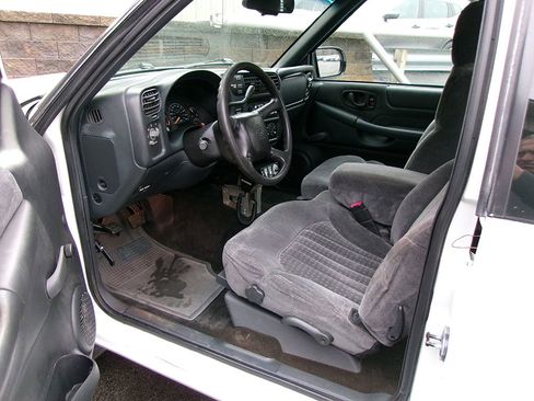 Used 2001 Chevrolet S10 Pickup LS w/ Preferred Equipment Group image 13