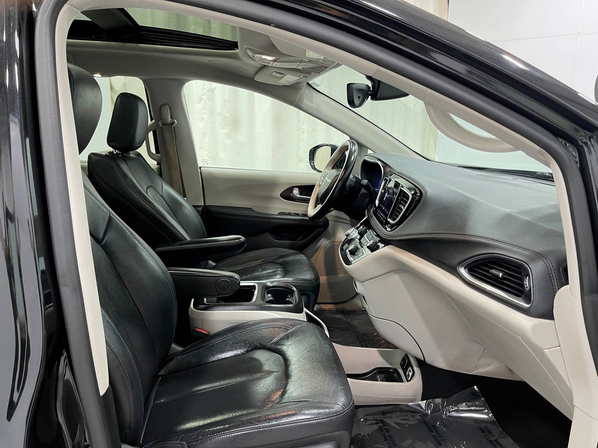 Used 2019 Chrysler Pacifica Limited FWD image 34