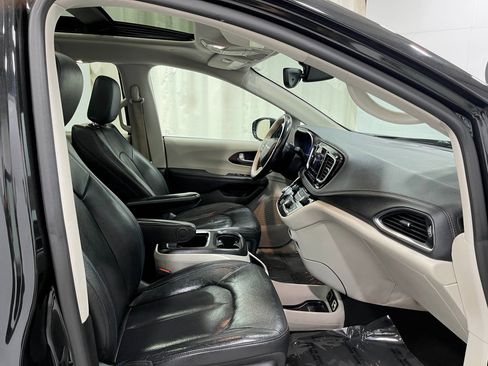 Used 2019 Chrysler Pacifica Limited FWD image 34