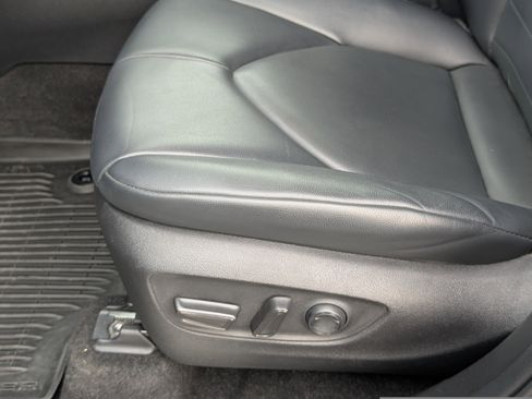 Used 2023 Toyota Highlander XLE FWD image 11