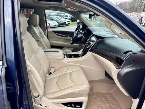 Used 2018 Cadillac Escalade Premium Luxury image 13