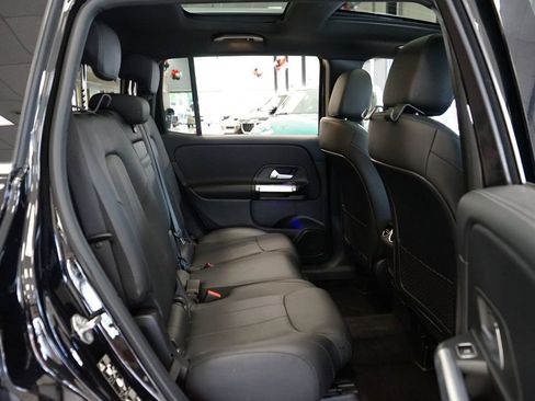 Used 2023 Mercedes-Benz GLB 250 4MATIC w/ Premium Package image 12