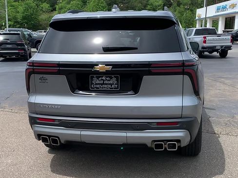 Used 2025 Chevrolet Traverse LT FWD image 3