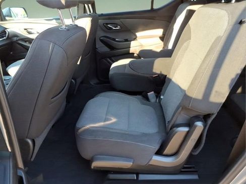 Used 2023 Chevrolet Traverse LT FWD image 11