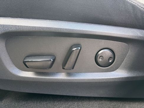 Used 2025 Nissan Pathfinder SV image 23