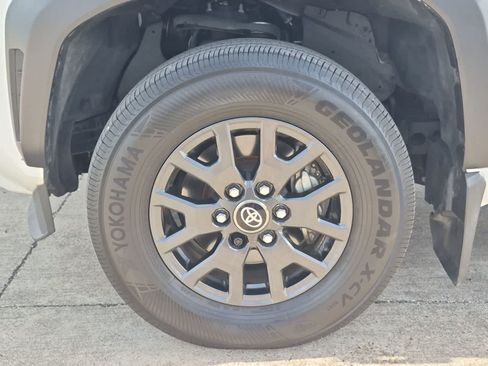 Used 2025 Toyota 4Runner SR5 AWD/4WD image 31