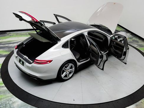 Used 2020 Porsche Panamera 4 image 40