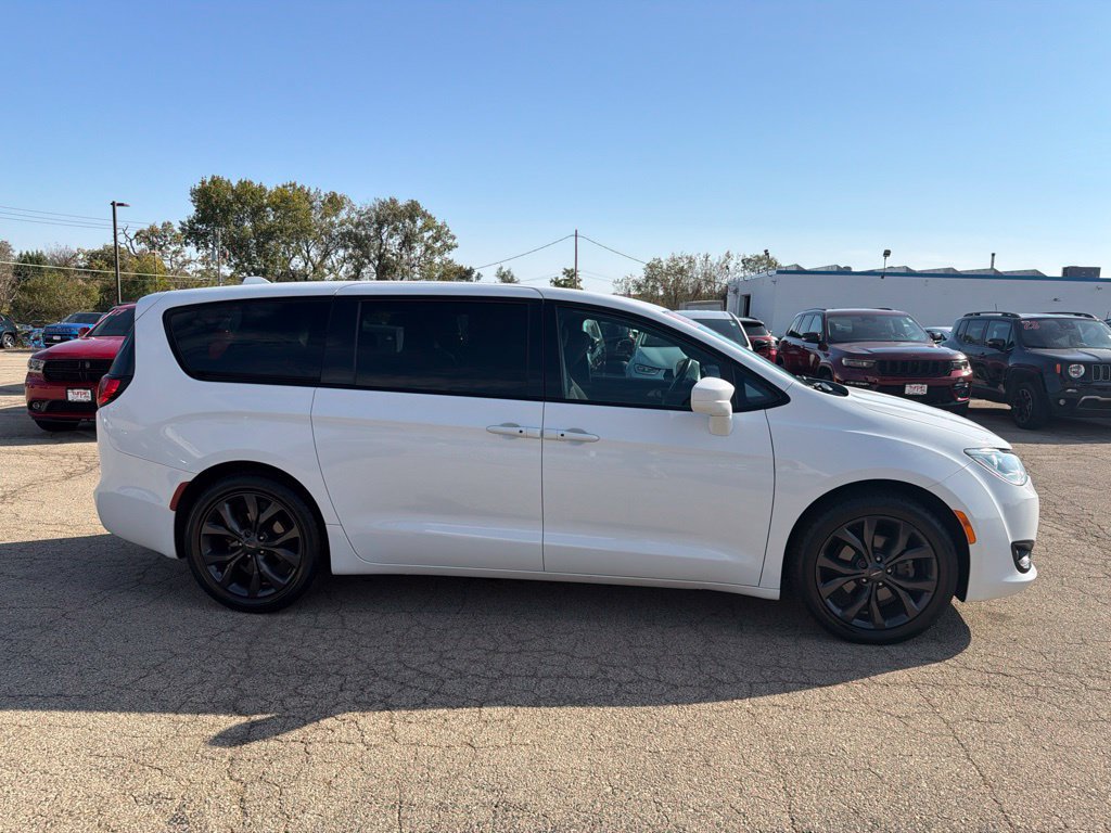 Used 2019 Chrysler Pacifica Touring Plus w/ S Appearance Package FWD image 4