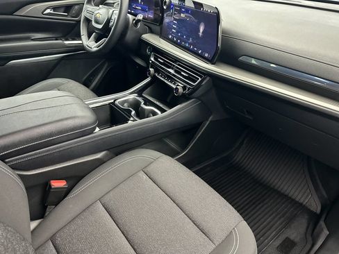 Used 2025 Chevrolet Traverse LT w/ Driver Confidence Package AWD/4WD image 16